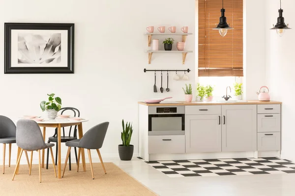 オープン スペース キッチン インテリア椅子と Dining Table 木製ブラインド カウンター トップにピンクのアクセサリーを持つウィンドウの実際の写真 — ストック写真