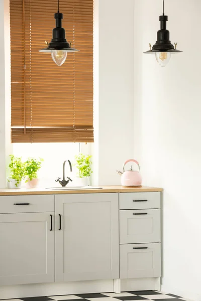 Echtes Foto Der Hellen Küche Mit Weißen Regalen Schwarzen Lampen — Stockfoto
