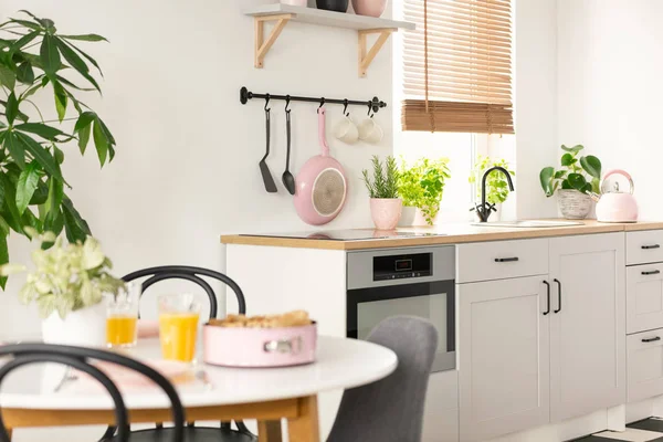 Real Photo Blurred Foreground White Kitchen Interior Pink Utensils Window — Stock Photo, Image