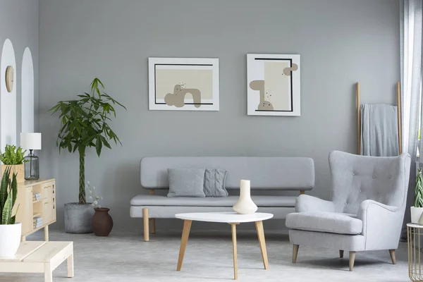 Sillón Gris Junto Mesa Sofá Interior Sala Estar Con Pinturas — Foto de Stock