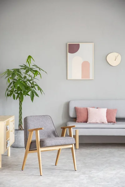 Poltrona Legno Nei Colori Rosa Grigio Soggiorno Interno Con Poster — Foto Stock