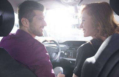 Evli çift arabada otururken birbirlerinin gözlerine bakıyor