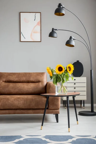 Girasoles Sobre Mesa Madera Junto Sofá Marrón Lámpara Negra Interior — Foto de Stock