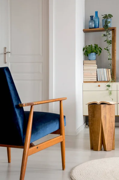 Marineblauwe Houten Fauteuil Wit Woonkamer Interieur Met Ontlasting Planten Planken — Stockfoto