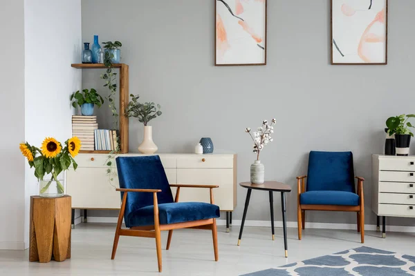 Fleurs Sur Table Entre Des Fauteuils Bleus Dans Salon Intérieur — Photo