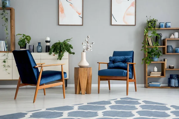 Flores Sobre Mesa Madera Entre Sillones Azules Interior Plano Gris — Foto de Stock