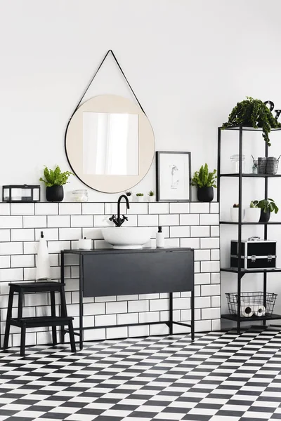 Yuvarlak Ayna Modern Banyo Damalı Zemin Ile Siyah Lavabo Yukarıda — Stok fotoğraf