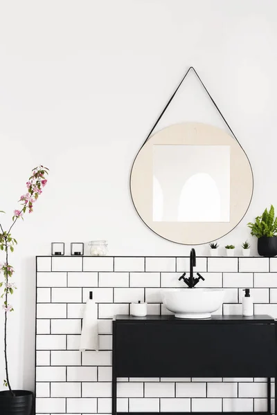 Modern Banyo Ayna Beyaz Fayans Yuvarlak Siyah Bir Dolap Gerçek — Stok fotoğraf