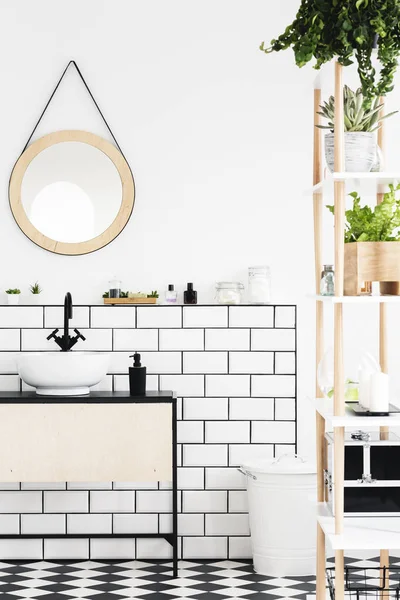 Ronde Spiegel Boven Witte Wastafel Moderne Badkamer Interieur Met Planten — Stockfoto