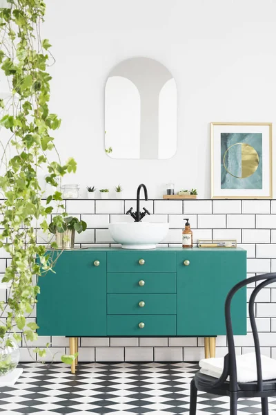 Zrcadlo Plakát Nad Zelenou Skříň Interiéru Koupelny Černé Křeslo Rostliny — Stock fotografie