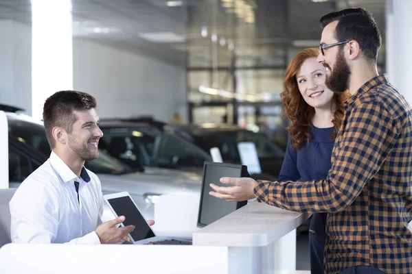 Cumpărători Fericiți Care Vorbesc Dealerul Auto Tabletă Showroom — Fotografie, imagine de stoc