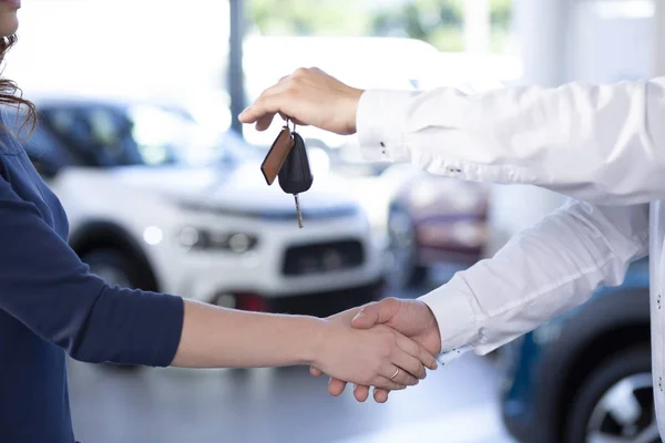 Primo Piano Del Concessionario Auto Che Stringe Mano Dell Acquirente — Foto Stock