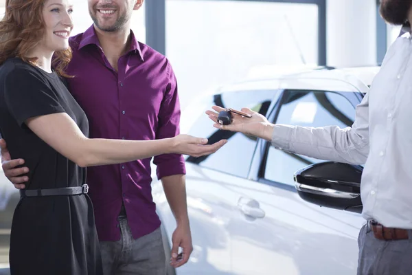 Distribuidor Coches Dando Llaves Mujer Feliz Hombre Sonriente Salón Operaciones —  Fotos de Stock