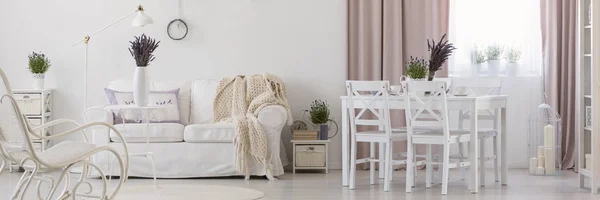 Panorama Appartamento Bianco Interno Con Sedie Tavolo Pranzo Accanto Divano — Foto Stock