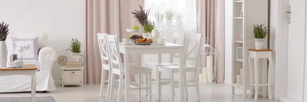 Yemek Masası Düz Kanepe Perdeler Ile Çiçekli Beyaz Sandalyeler Panoraması — Stok fotoğraf