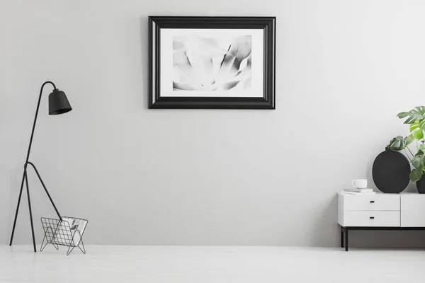 Echtes Foto Des Hellgrauen Wohnzimmerinnenraums Mit Einfachem Poster Metalllampe Weißem — Stockfoto