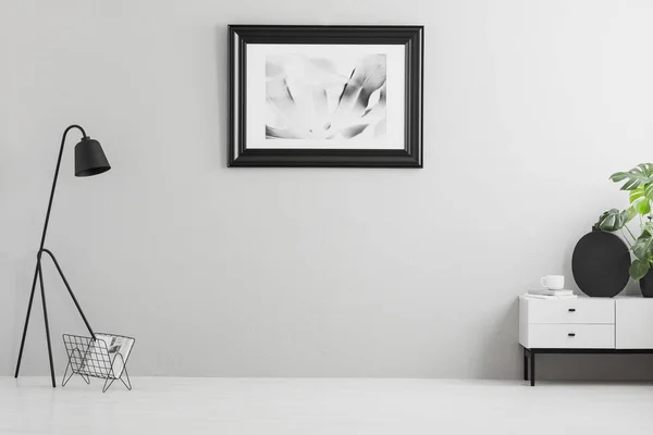 Foto Real Del Interior Sala Estar Gris Brillante Con Cartel — Foto de Stock