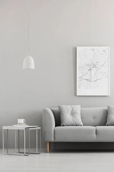 Echtes Foto Eines Kartenposters Das Wohnzimmer Mit Grauem Sofa Metalltisch — Stockfoto