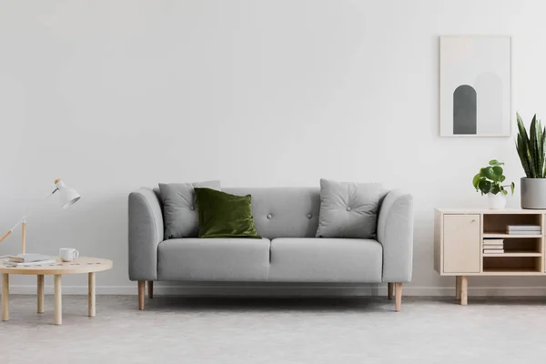 Lampe Auf Holztisch Neben Grauem Sofa Weißen Wohnzimmerinterieur Mit Poster — Stockfoto