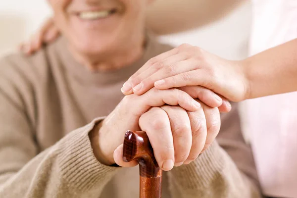 Nahaufnahme Der Hand Der Seniorin Gehstock Und Der Unterstützenden Betreuerin — Stockfoto