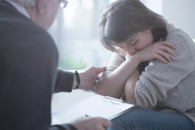 Profesyonel psikiyatrist ruhsal bozukluk olan ağlayan hasta rahatlatıcı