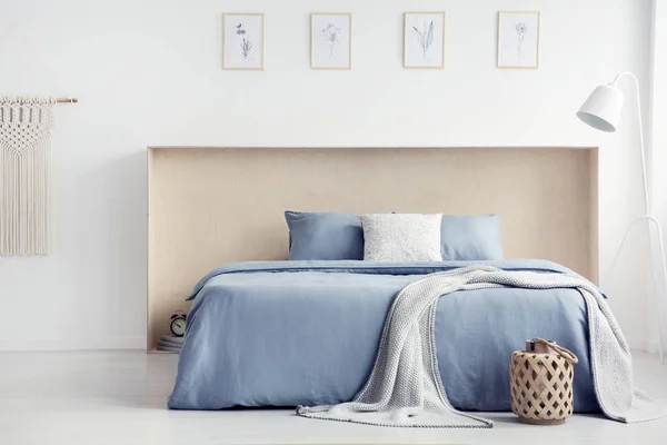 Coperta Cuscini Letto Blu Bianco Minimale Camera Letto Interna Con — Foto Stock