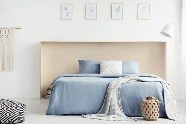 Couverture Oreillers Sur Lit Bleu Dans Intérieur Chambre Blanche Avec — Photo