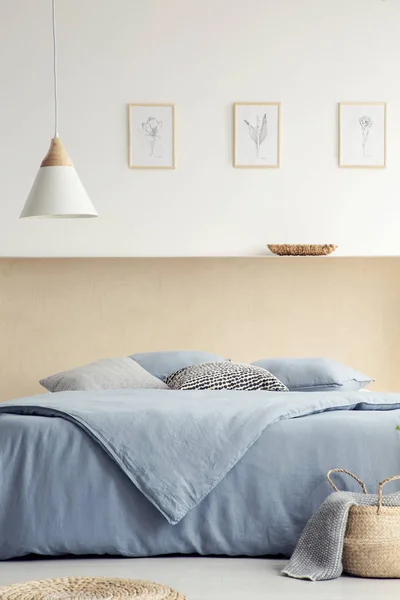 Lâmpada Acima Cama Azul Interior Quarto Branco Com Cartazes Cesta — Fotografia de Stock