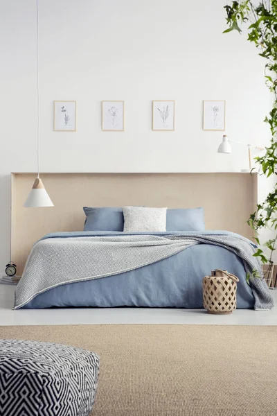 Положите Ковер Интерьере Спальни Плакаты Лампу Над Синей Кроватью Одеялом — стоковое фото