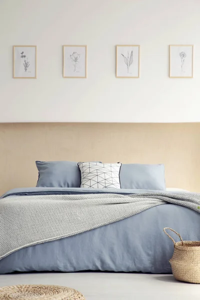 Affiches Witte Muur Boven Blauwe Bed Met Kussens Eenvoudige Slaapkamer — Stockfoto