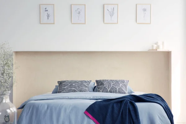 Manta Oscura Sobre Cama Azul Con Almohadas Estampadas Interior Del —  Fotos de Stock