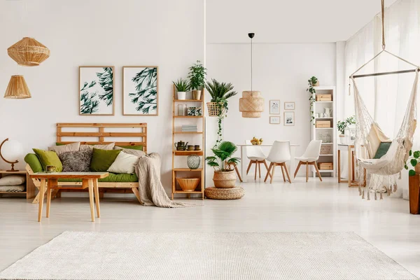 Plakaty Powyżej Zielona Sofa Biały Apartament Wnętrze Hamakiem Krzesła Stół — Zdjęcie stockowe