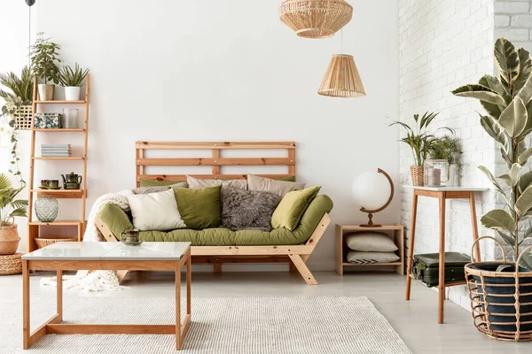 Kussens Groene Bankstel Natuurlijke Botanic Woonkamer Interieur Met Houten Tafel — Stockfoto