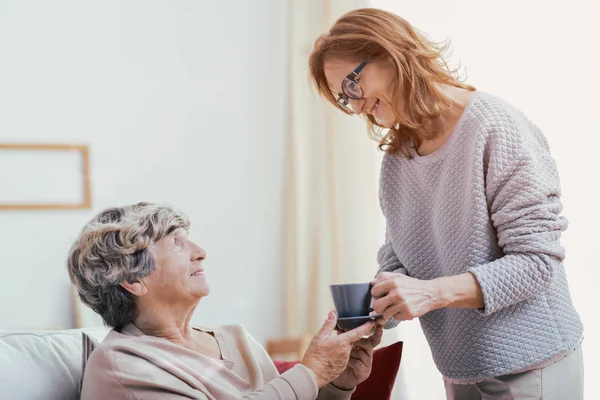 Lächelnde Altenpflegerin Unterstützt Glückliche Ältere Dame Hause — Stockfoto
