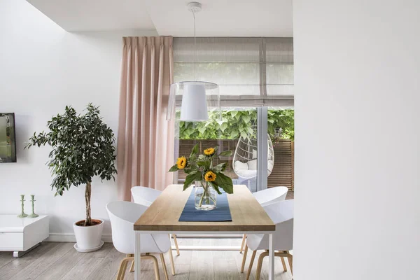 Foto Asli Interior Ruang Makan Dengan Meja Kursi Pohon Dan — Stok Foto