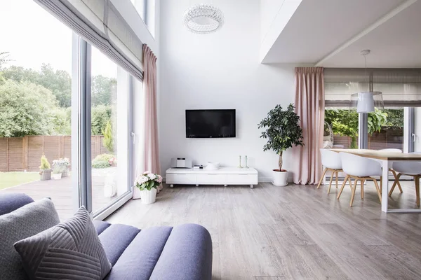 Geräumige Wohnzimmereinrichtung Mit Geschnittenem Sofa Schrank Fenster Pflanze Und Esstisch — Stockfoto