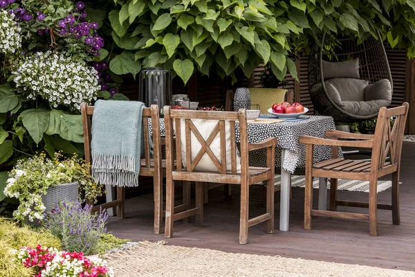 Foto Reale Mobili Giardino Una Bella Terrazza Piena Fiori Piante — Foto Stock