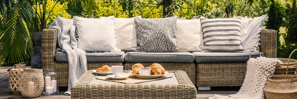 Cuscini Sul Divano Tavolo Rattan Sul Patio Giardino Durante Estate — Foto Stock