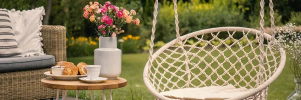 Blumen Auf Dem Tisch Zwischen Hängesessel Und Rattansofa Garten Echtes — Stockfoto