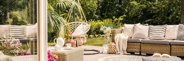 Panorama Sofá Ratán Con Cojines Silla Colgante Terraza Durante Primavera — Foto de Stock