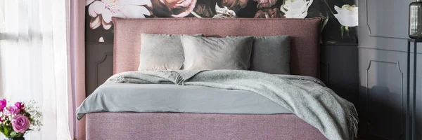 真实照片的肮脏的粉红色双人床与灰色床单站在黑暗的卧室内与窗帘窗口 — 图库照片