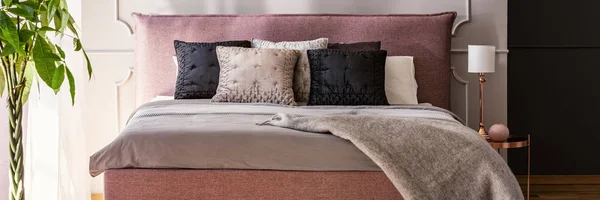 Vuile Roze Kingsize Bed Met Kussens Echte Foto Van Grijze — Stockfoto