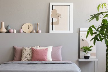 Çift kişilik yatak yatak odası iç tablolar, el yapımı saat ve dekor ile gerçek fotoğraf pastel çarşaf ve yastık yerleştirilir