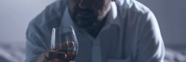 Primer Plano Hombre Bebiendo Vino Problema Alcohólico Hombre Negocios — Foto de Stock