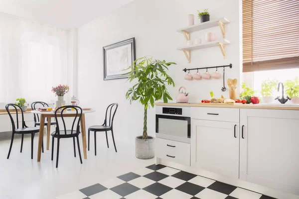Kursi Hitam Meja Makan Dengan Bunga Interior Datar Putih Dengan — Stok Foto