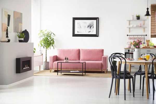 Chaises Noires Table Avec Des Fleurs Dans Intérieur Plat Spacieux — Photo