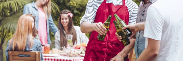 Foto Recortada Tres Amigos Sosteniendo Botellas Cerveza Niñas Hablando Fondo — Foto de Stock