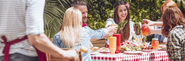 Jóvenes Estudiantes Sonriendo Brindando Con Bebidas Durante Una Fiesta Barbacoa — Foto de Stock