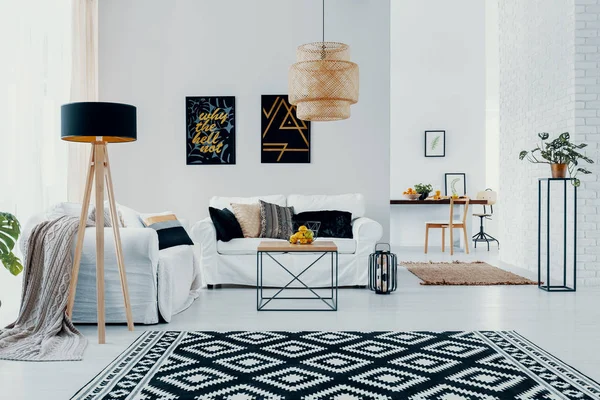 Gedessineerde Tapijt Lamp Wit Woonkamer Interieur Met Posters Boven Bank — Stockfoto