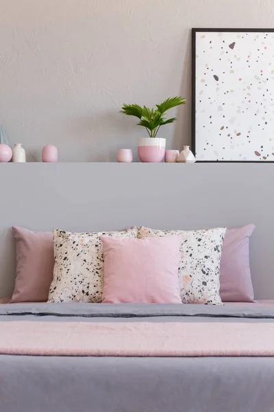 パターン化された枕 新鮮な植物 灰色の寝室のインテリアの装飾と Lastrico のポスターが付いているベッドの本物の写真 — ストック写真